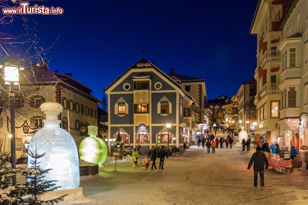 Immagine Il centro di Ortisei durante il periodo dei mercatini di Natale, Avvento in Valgardena - © valgardena.it