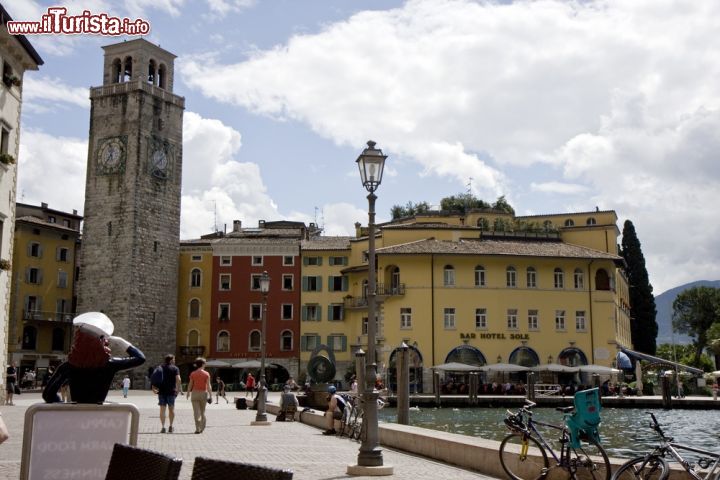 Immagine Il centro di Riva del Garda con la torre, Trentino Alto Adige. Questa città d'acqua e di montagna è una delle mete più ambite dal turismo culturale e balneare dell'alto Lago di Garda  - © 80666665 / Shutterstock.com