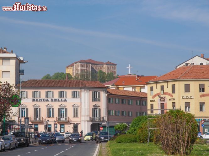 Immagine Il centro di Rivoli (TO): si noti sullo sfondo il castello sabaudo che svetta sulla collina che domina la città - © Claudio Divizia / Shutterstock.com