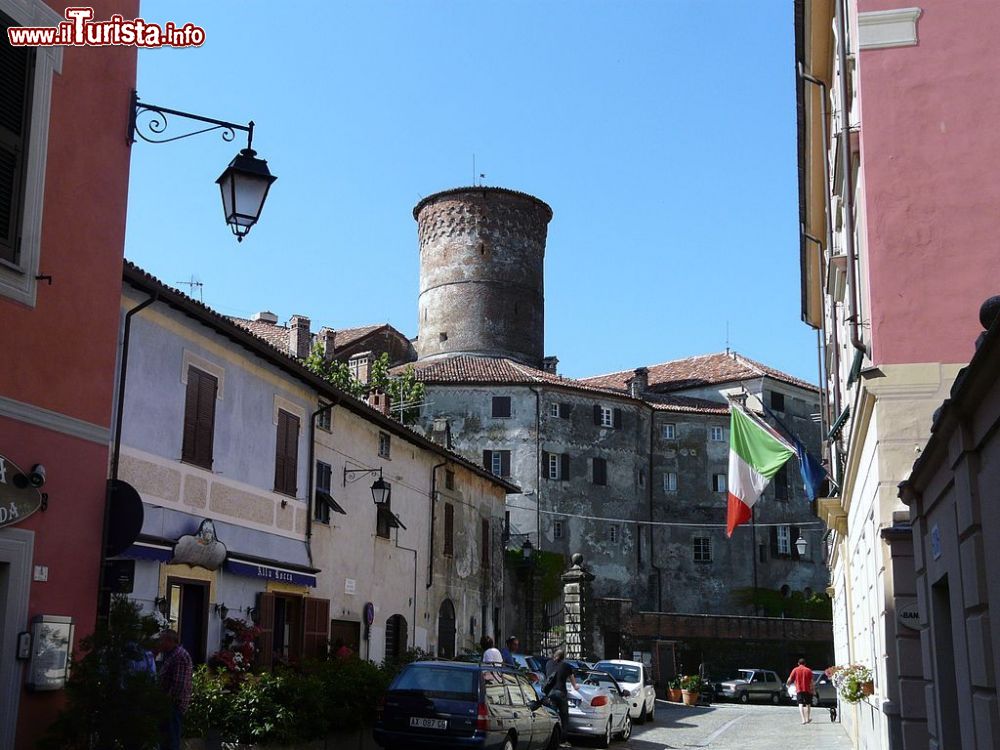 Immagine Il Centro di Rocca Grimalda in Piemonte: Castello e Municipio - © Davide Papalini - CC BY-SA 3.0, Wikipedia