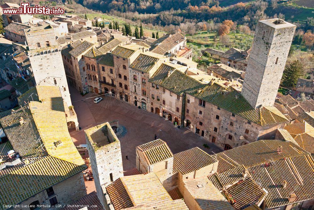 Immagine Il centro di San Gimignano, Siena, dall'alto (Toscana). Ad eccezione di alcuni interventi di ripristino effettuati nel corso dell'ottocento e del novecento, il centro del paese si presenta per lo più intatto nel suo aspetto due-trecentesco - © Luciano Mortula - LGM / Shutterstock.com