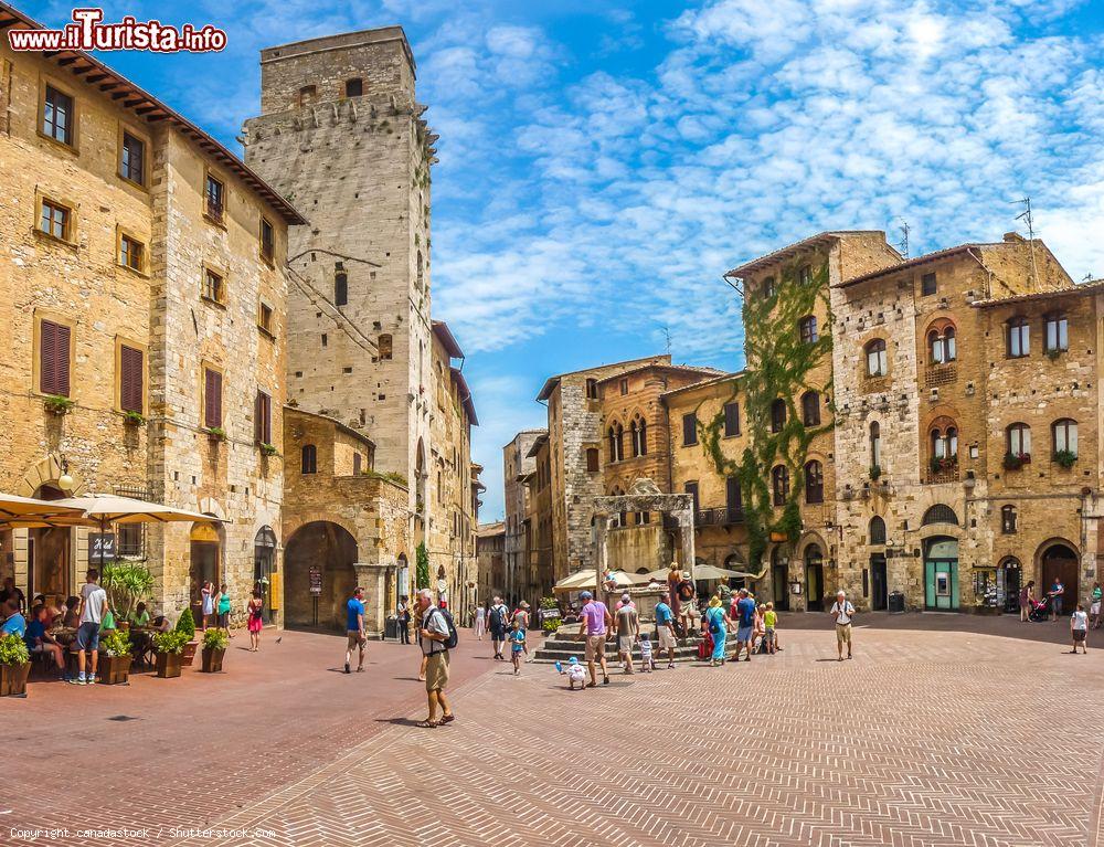Immagine Il centro di San Gimignano, Siena, in una giornata di sole. La città toscana è uno dei migliori esempi in Europa di organizzazione urbana dell'Età Comunale - © canadastock / Shutterstock.com