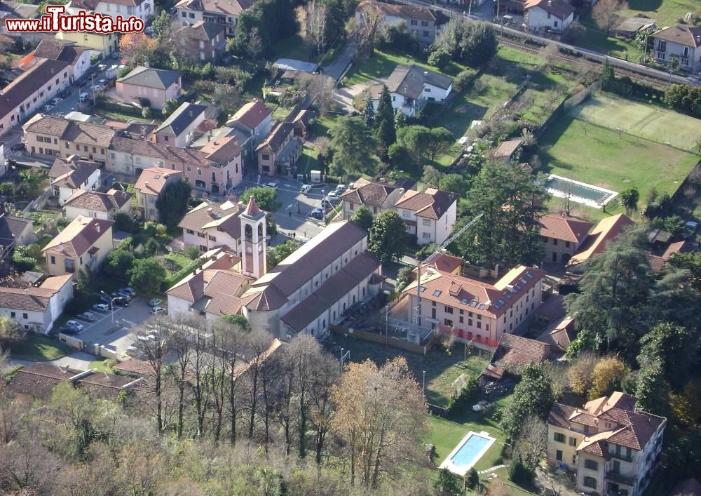 Immagine Il centro di Sangiano in Lombardia visto dal monte Picuz: siamo a poca distanza dalle rive lombarde del Lago Maggiore - © F.parnisari - Wikipedia
