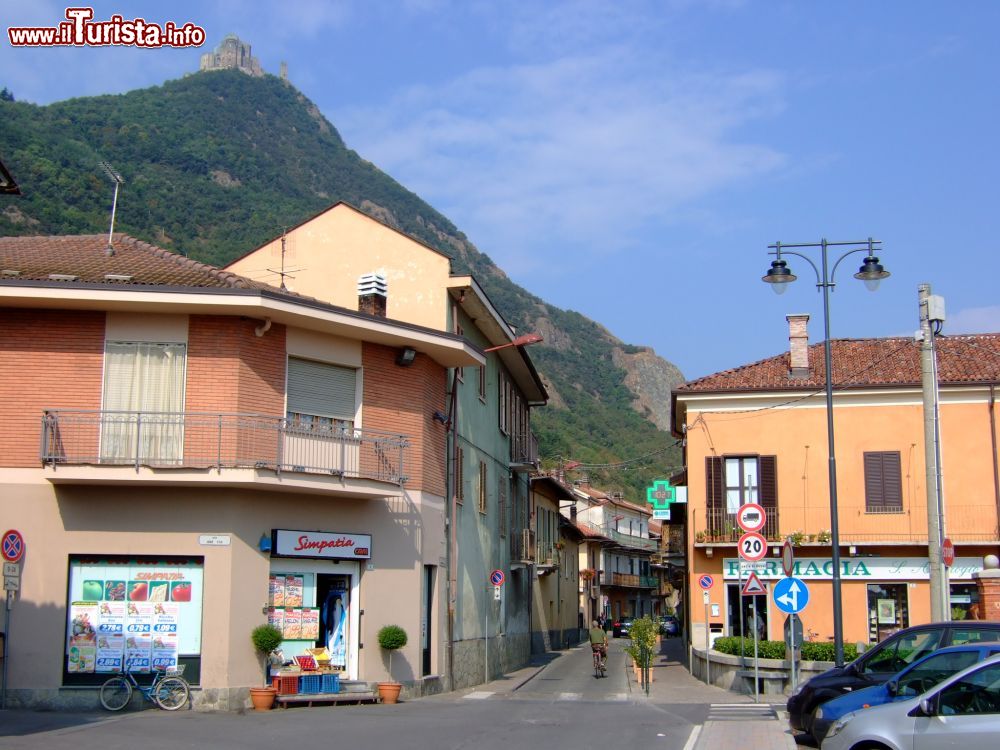 Immagine Il centro di Sant Ambrogio  di Torino e la Sacra di San Michele in alto