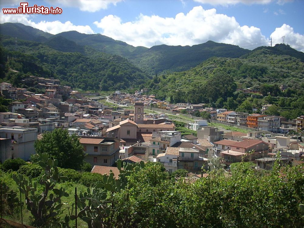 Immagine Il centro di Saponara il borgo sui Peloritani in Sicilia, provincia di Messina - © Ciao411 - Pubblico dominio, Wikipedia