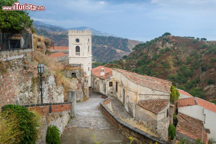 Immagine Il centro di Savoca e il campanile della Chiesa Madre - © Nikiforov Alexander / Shutterstock.com