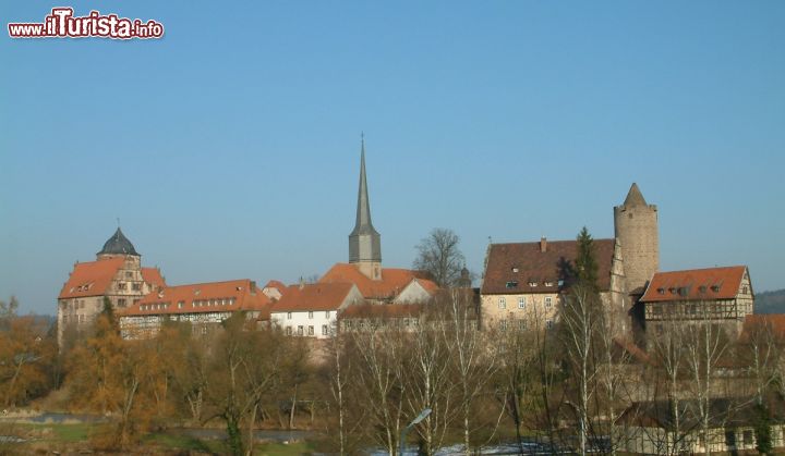 Immagine Il centro di Schlitz in Assia, Germania - Una bella immagine panoramica di questa cittadina situata 130 chilometri a nord-est di Francoforte sul Meno. Da notare la particolare torre campanaria che ogni anno durante il periodo dell'Avvento viene trasformata in una enorme candela, rendendo unici i suoi Mercatini di Natale