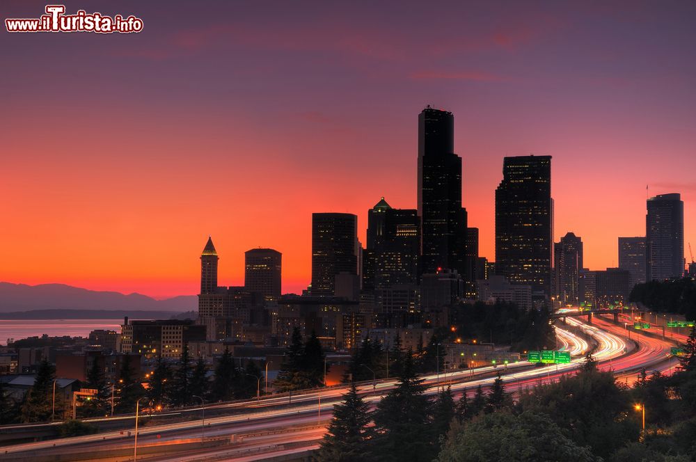 Immagine Il centro di Seattle illuminato dal tramonto in una calda giornata d'estate (Washington).