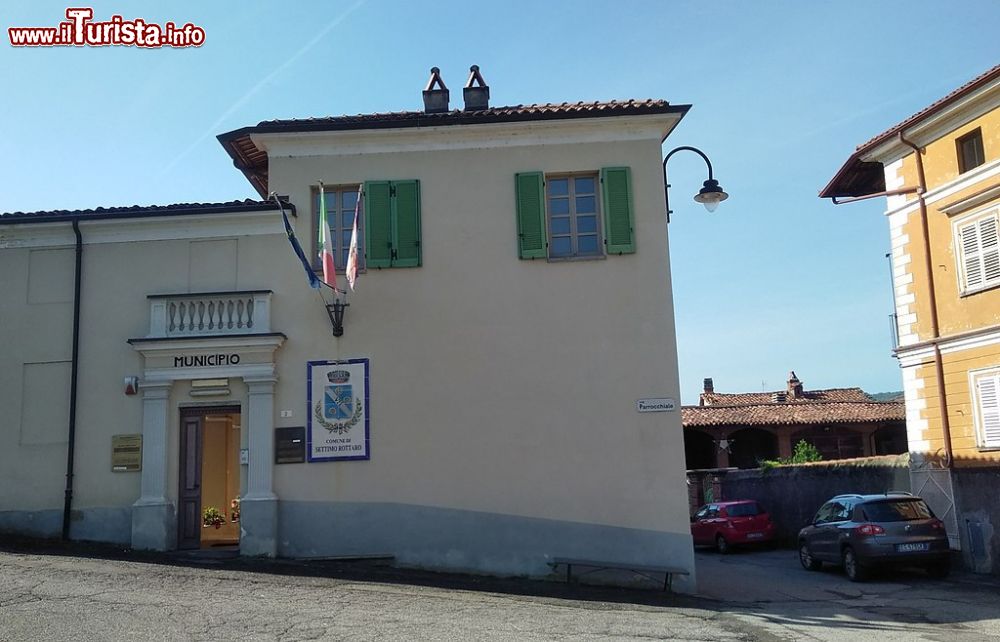 Immagine il centro di Settimo Rottaro in Piemonte e la sede del Municipio - © Betty&Giò, CC BY-SA 4.0, Wikipedia