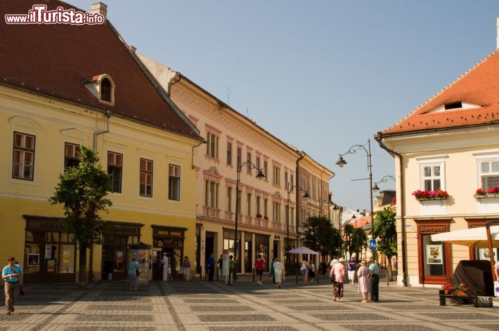 Immagine Centro di Sibiu, ex capitale della cultura europea, Romania - Il centro storico di Sibiu, catalogato come patrimonio dell'umanità dall'Unesco, è ritornato agli antichi splendori grazie anche a numerosi finanziamenti destinati dalla banca europea allo sviluppo. Nel 2007 la città della Transilvania è stata capitale della cultura europea assieme a Lussemburgo © Dragan Jovanovic / Shutterstock.com