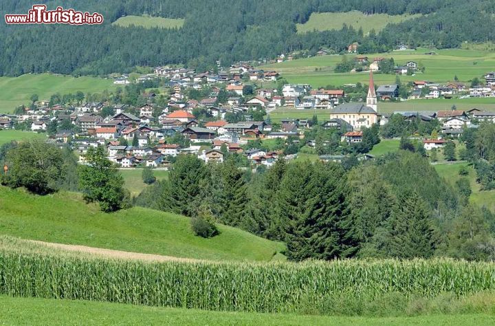 Immagine Il centro di Telfs in Austria, la terza città del Tirolo, fotografata dalle colline della valle del fiume Inn - © travelpeter / Shutterstock.com
