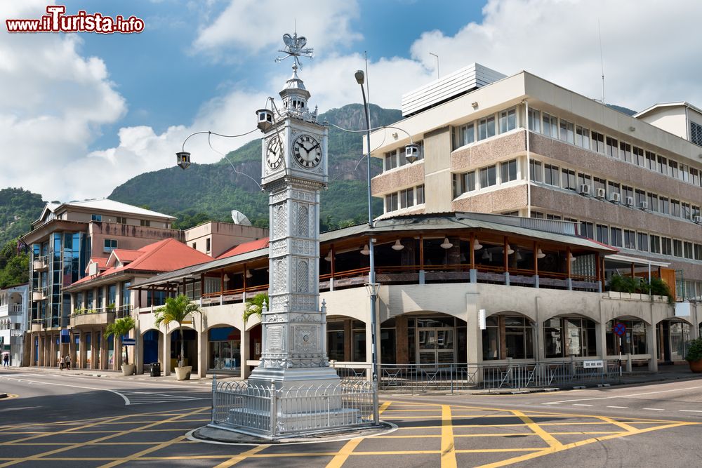 Immagine Il centro di Victoria con la torre dell'orologio, isola di Mahé, Seychelles.