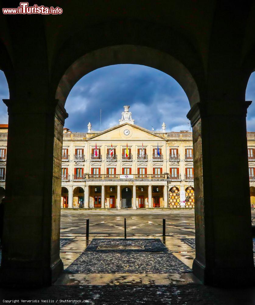 Immagine Il centro di Vitoria Gasteiz visto attraverso i portici, Spagna - © Ververidis Vasilis / Shutterstock.com