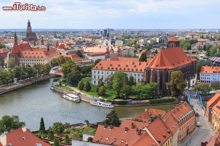 Immagine Panorama sul centro di Wroclaw e sul fiume Oder, Polonia - Importante porto sul fiume Oder, Breslavia sorge al centro di una ricca regione agricola. In questa immagine scattata dall'alto, i bei palazzi edificati nel cuore della città attraversata da questo corso d'acqua che scorre in Repubblica Ceca, Polonia e Germania © Stepniak / Shutterstock.com