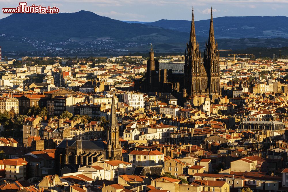 Immagine Il centro e la Cattedrale di Clermont-Ferrand, siamo nel Massiccio Centrale della Francia.