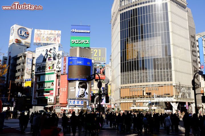 Immagine Il centro moderno di Tokyo, una delle strade dello shopping nella capitale del Giappone - © ichywong / Shutterstock.com