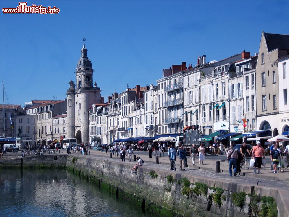 Immagine Il centro storico de La Rochelle, Francia. Turisti a spasso per le vie della cittadina.