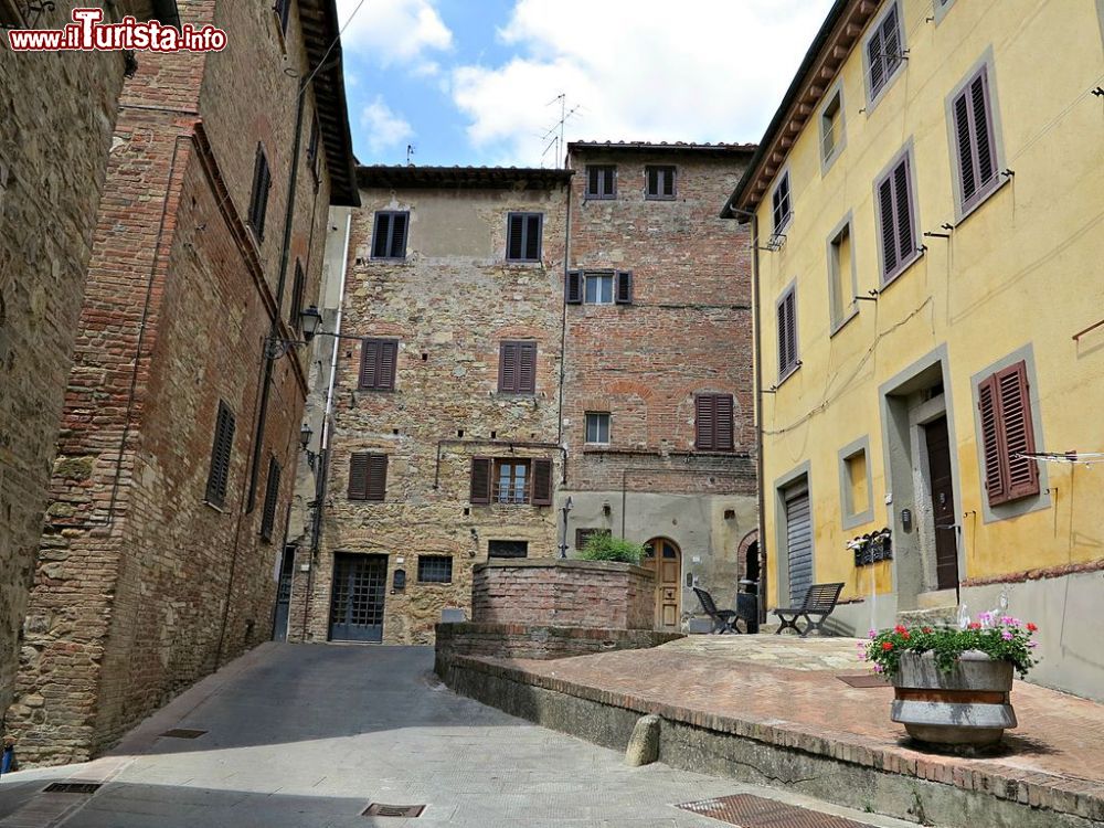 Immagine il Centro storico del borgo  di Gambassi Terme in Toscana - © Mongolo1984 - CC BY-SA 4.0, Wikipedia