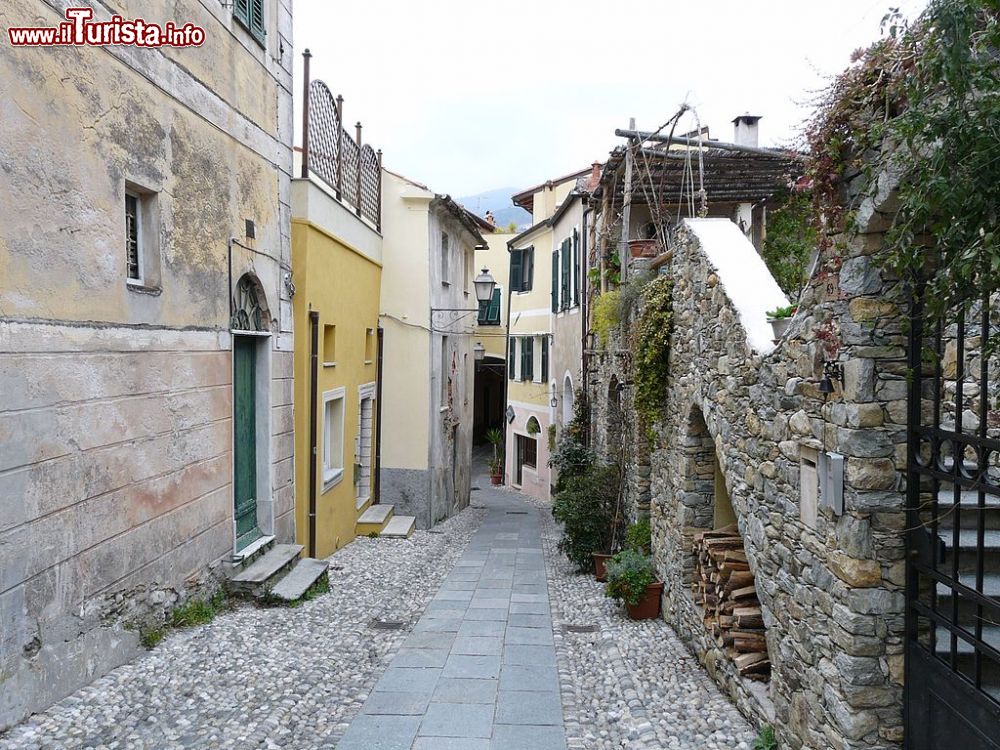 Immagine Il centro storico del borgo di Calice Ligure in provincia di Savona, Liguria - © Davide Papalini, CC BY-SA 3.0, Wikipedia