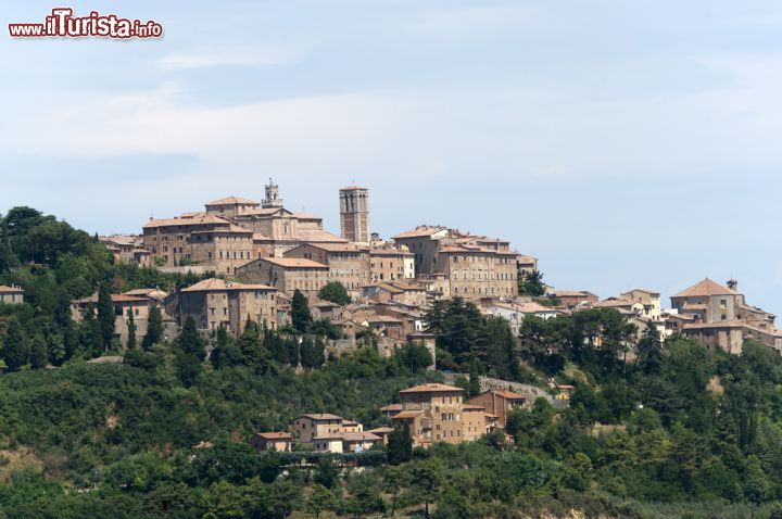 Immagine Il centro storico del borgo di Chianciano Terme, provincia di Siena, Toscana. Il cuore antico di questa località sorge su un colle panoramico ed è probabilmente di origine etrusca con una struttura tipicamente medievale - © 84503902 / Shutterstock.com