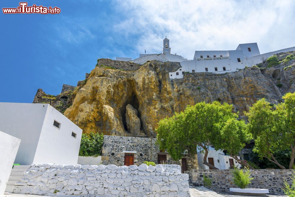 Immagine Il centro storico del borgo di Mandraki, isola di Nisyros, visto dal basso (Grecia).