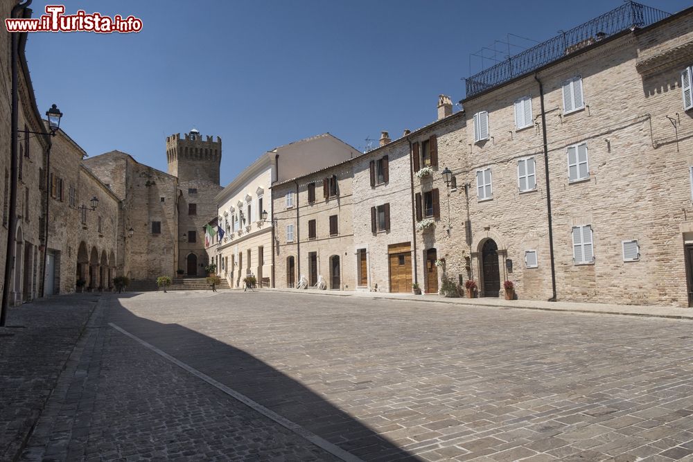 Immagine Il centro storico del borgo di Moresco, Marche, con antichi edifici in pietra. Il nome Moresco potrebbe derivare dai termini morro o morrecine con il significato di luogo sassoso.