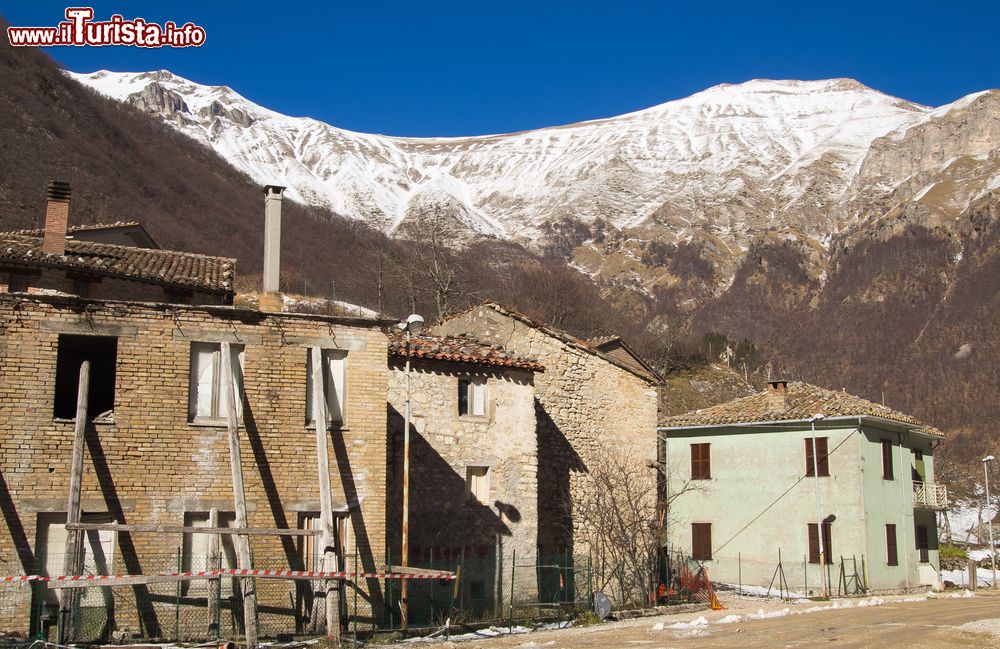 Immagine Il centro storico della borgata di Foce di Montemonaco, Marche.