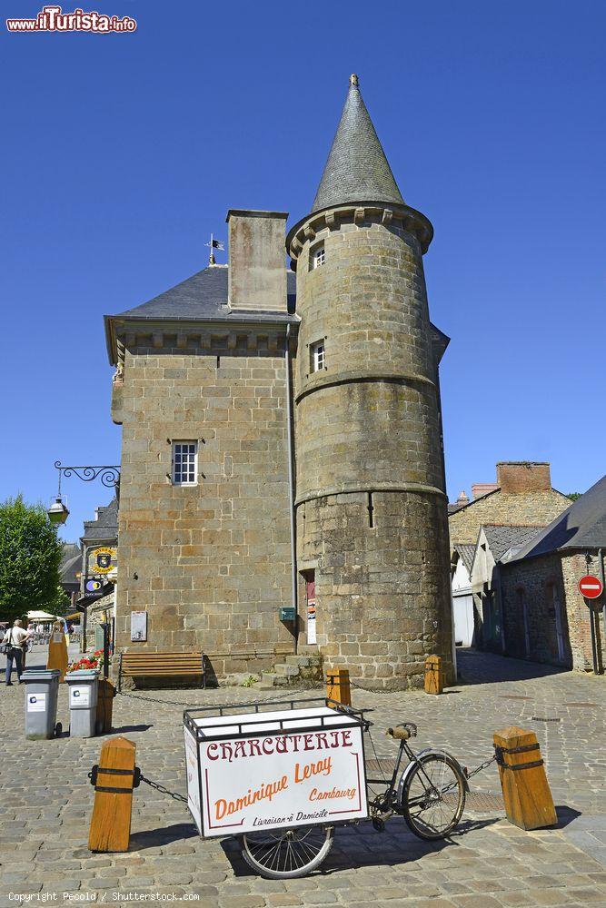 Immagine Il centro storico della città di Combourg con la Casa Lanterna, Bretagna, Francia. Questo antico edificio costruito in granito risale al 1597: venne innalzato come torre di avvistamento per il castello - © Pecold / Shutterstock.com