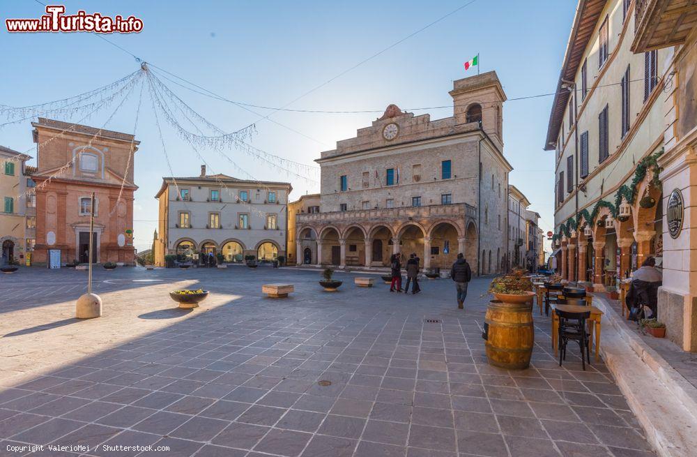 Immagine Il centro storico della città medievale di Montefalco, provincia di Perugia, Umbria. In questa immagine, la suggestiva Piazza del Municipio - © ValerioMei / Shutterstock.com