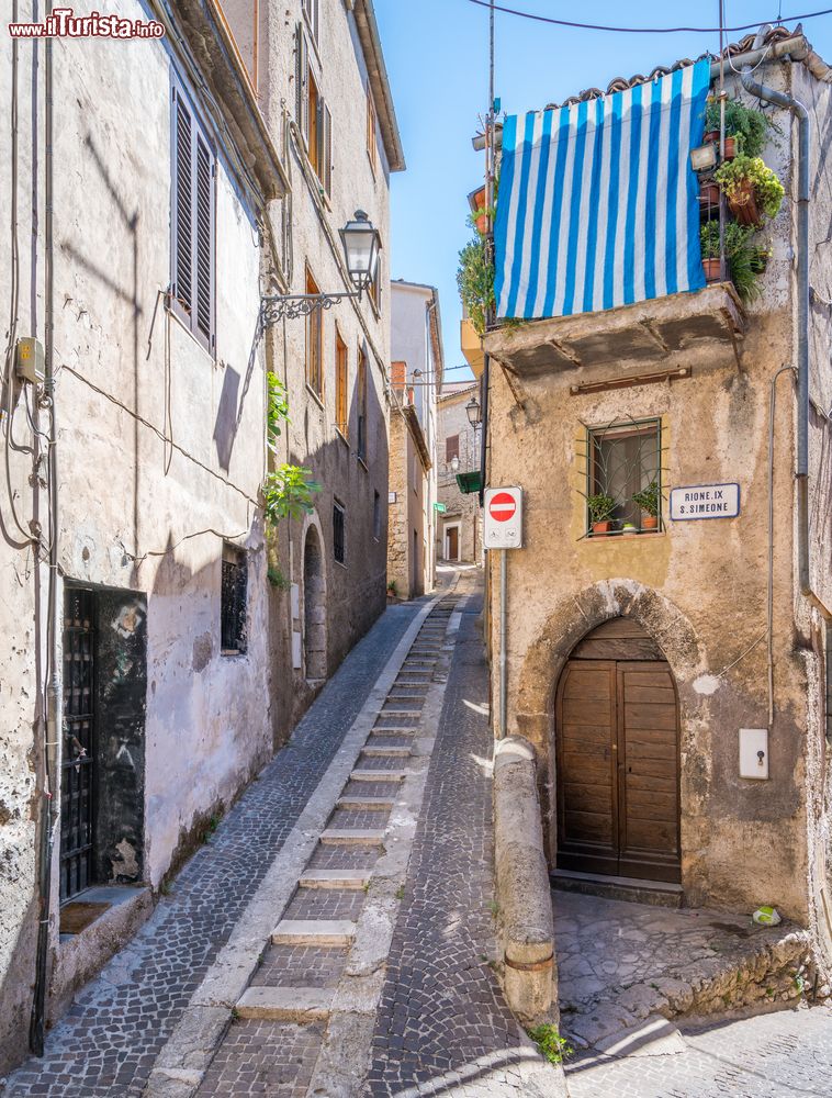 Immagine Il centro storico di Alatri, Frosinone, Lazio. Un'area del centro cittadino si sviluppa sul versante meridionale del colle su cui sorge: qui le stradine sono più ripide e spesso fruibili solo dai pedoni.