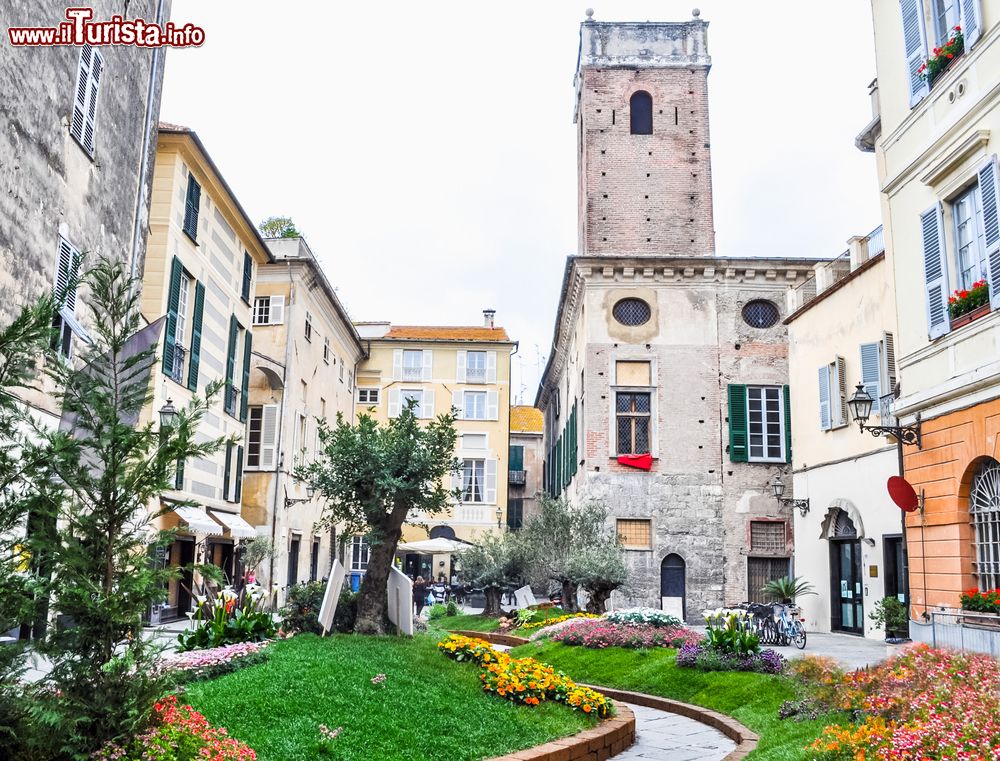 Immagine Il centro storico di Albenga con i giardini fioriti, Liguria.