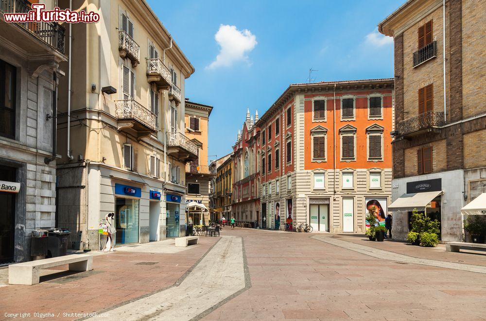 Immagine Il centro storico di Alessandria, Piemonte. Città storica importante nelle vicende della nazione, è ricca di attrazioni artistiche e adatta a chi ama la cucina e la buona gastronomia - © Olgysha / Shutterstock.com