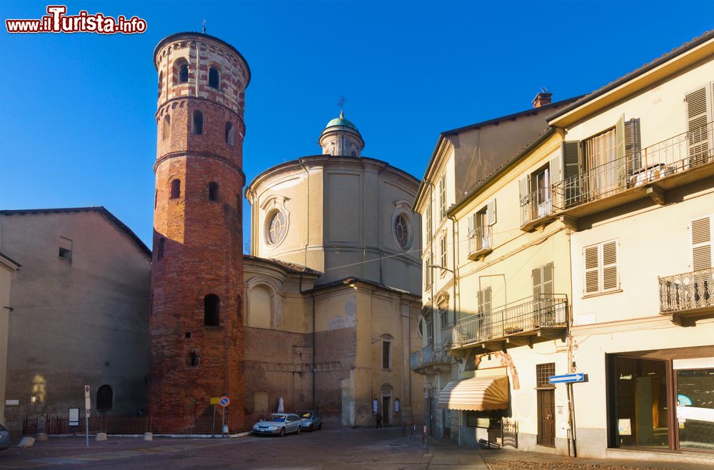 Immagine Il centro storico di Asti, Piemonte, con chiesa e torre campanaria.