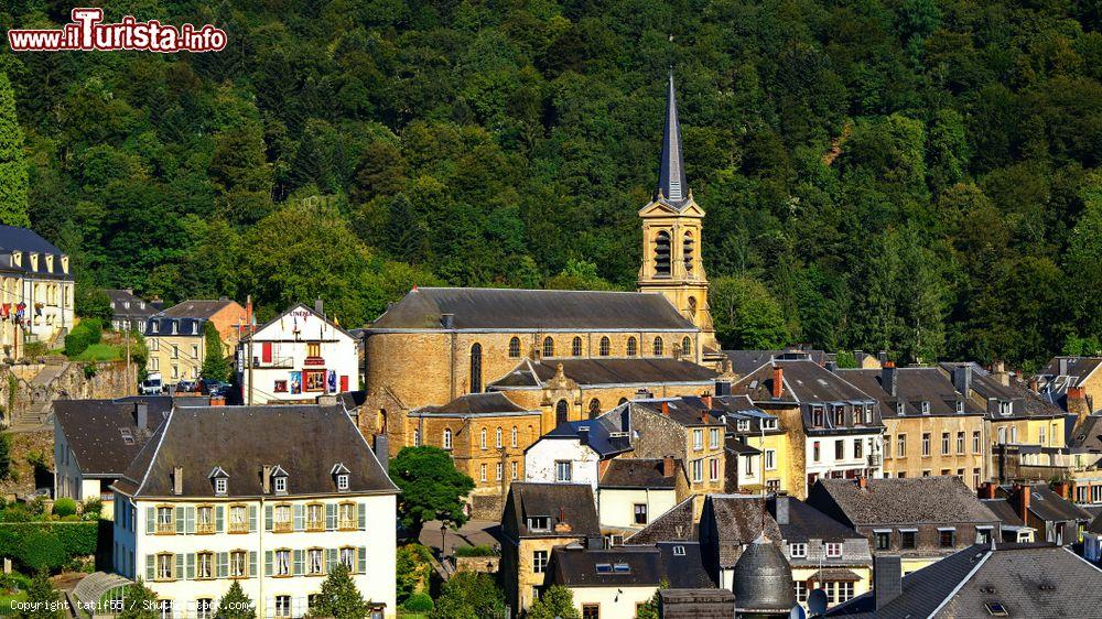 Immagine Il centro storico di Bouillon con la chiesa dei Santi Pietro e Paolo, Belgio - © tatif55 / Shutterstock.com