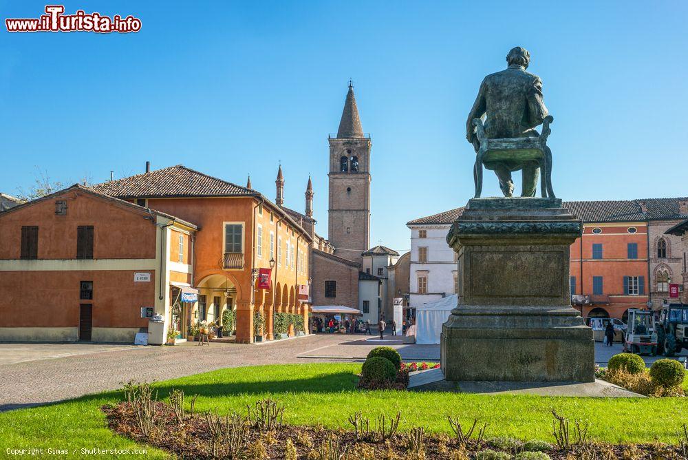 Immagine Il centro storico di Busseto con il monumento a Giuseppe Verdi che guarda la cittadina - © Gimas / Shutterstock.com