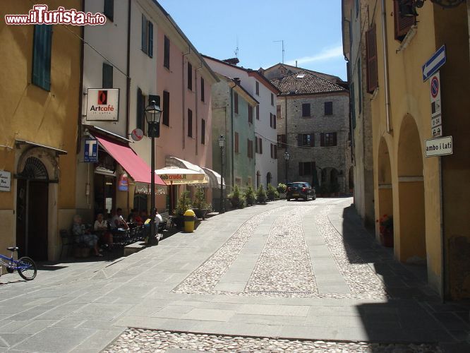 Immagine Una via del  centro storico di Calestano, villaggio medievale della provincia di Parma, sull'Appennin emiliano  - © ablof - CC BY-SA 2.0 - Wikipedia