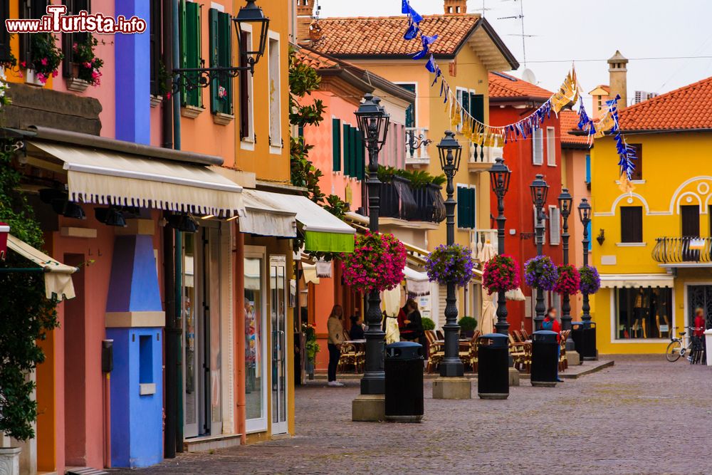 Immagine Il centro storico di Caorle con le sue case colorate, Veneto. Nel 2017 è stata inserita nei borghi storici marinari d'Italia.