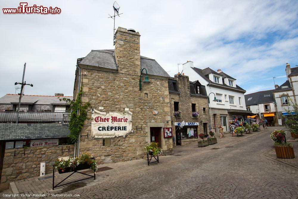 Immagine Il centro storico di Carnac in una giornata nuvolosa, Francia. Qui troverete locali e ristoranti in cui assaporare piatti della cucina tradizionale fra cui bolliti di carne e verdure, ostriche e dolci - © Victor Maschek / Shutterstock.com