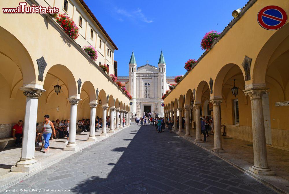 Immagine Il centro storico di Cascia in Umbria, sullo sfondo la Basilica di Santa Rita - © ValerioMei / Shutterstock.com