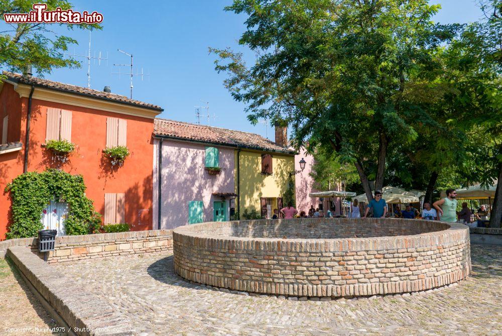Immagine Il centro storico di Cesenatico con la vasca un tempo destinata allo stoccaggio del pesce pescato - © Murphy1975 / Shutterstock.com