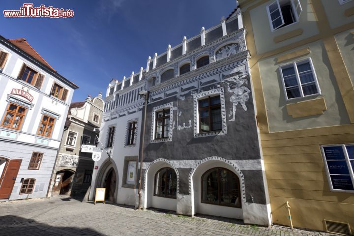 Immagine Il centro storico di Cesky Krumlov, Repubblica Ceca: la perla della Boemia meridionale  - una romantica città di stampo medievale nell'estremo sud della Repubblica Ceca, il cui centro storico è stato dichiarato nel 1992 patrimonio dell’umanità dall’UNESCO.
Tra le sue romantiche vie e il saliscendi che porta al magnifico castello medievale, il centro storico di Cesky Krumlov offre una panoramica invidiabile su edifici barocchi, gotici e rinascimentali in un grande complesso architettonico di rara bellezza.  - © Josef Hanus / Shutterstock.com