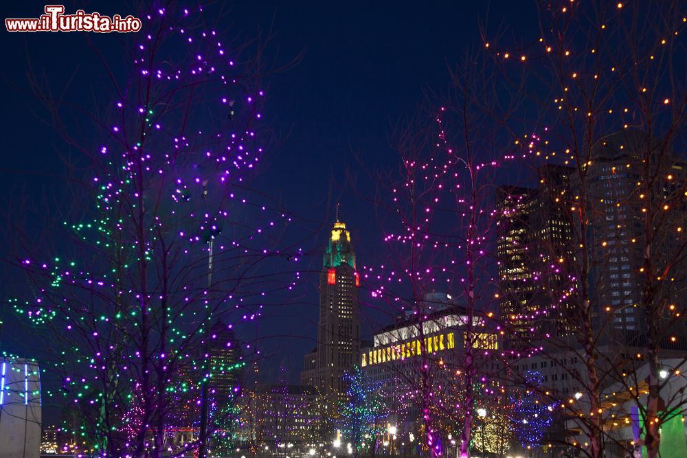 Immagine Il centro storico di Columbus illuminato di notte durante il Natale (Ohio, USA).