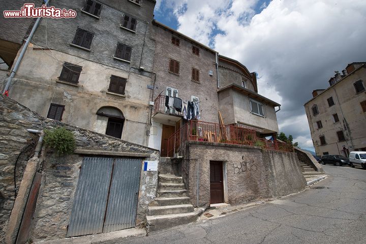 Immagine Case del centro storico di Corte, Corsica - Situata nel cuore della Corsica, lontano dalla folla di ombrelloni e spiagge, la cittadina di Corte presenta un centro storico di notevole rilievo, anche e soprattutto dal punto di vista architettonico. Si tratta infatti dell'unica città fortificata dell'entroterra corso, la cui fortezza fu costruita nell'XI secolo. 