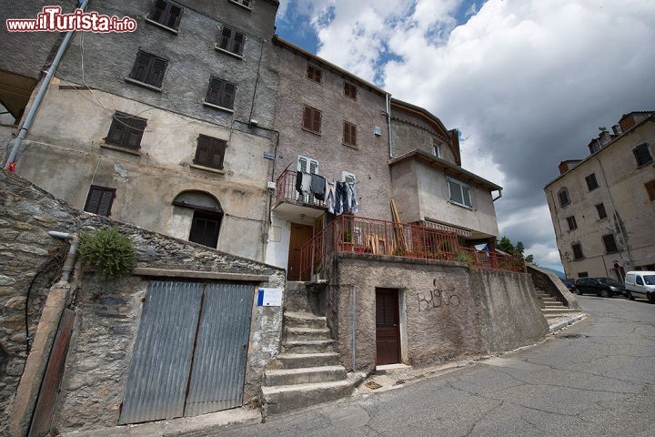 Immagine Case del centro storico di Corte, Corsica - Situata nel cuore della Corsica, lontano dalla folla di ombrelloni e spiagge, la cittadina di Corte presenta un centro storico di notevole rilievo, anche e soprattutto dal punto di vista architettonico. Si tratta infatti dell'unica città fortificata dell'entroterra corso, la cui fortezza fu costruita nell'XI secolo. 