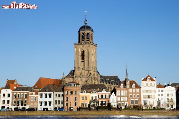 Immagine Il centro storico di Deventer (Olanda) è dominato dalla sagoma della Grote of Lebuïnuskerk, la principale chiesa della città - foto © VanderWolf Images / Shutterstock.com