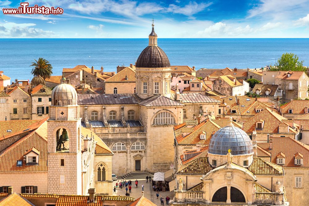 Immagine Il centro storico di Dubrovnik in una giornata estiva, Croazia. Sullo sfondo, il mare azzurro.