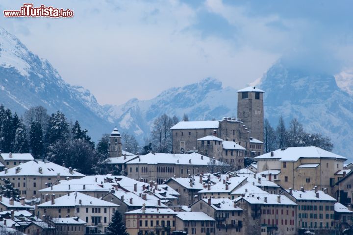 Immagine Il centro storico di Feltre in inverno, i tetti della città sono ammantati di bianco