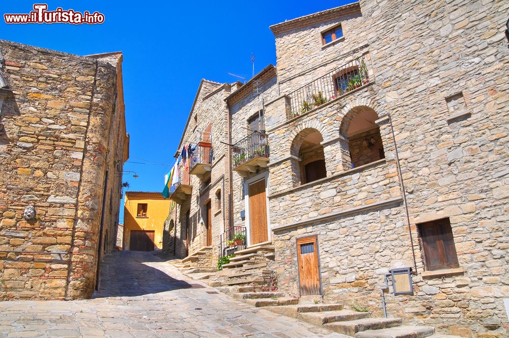 Immagine Il centro storico di Guardia Perticara (Basilicata) con un vicolo in salita.