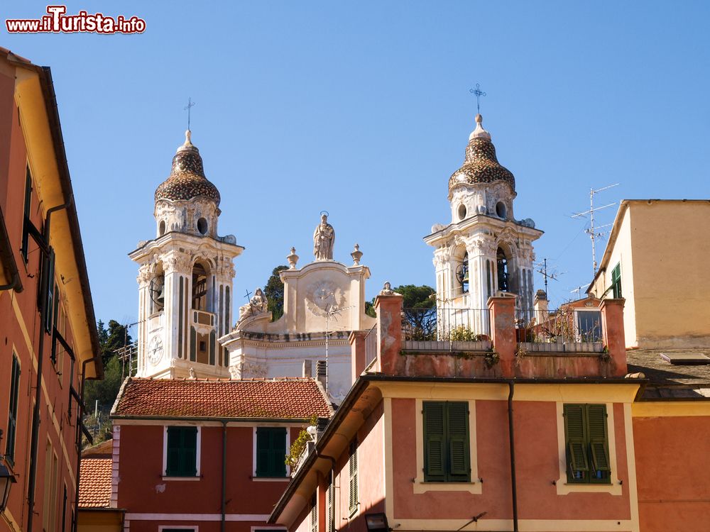 Immagine Il centro storico di Laigueglia visto dai vicoletti del paese, Liguria.