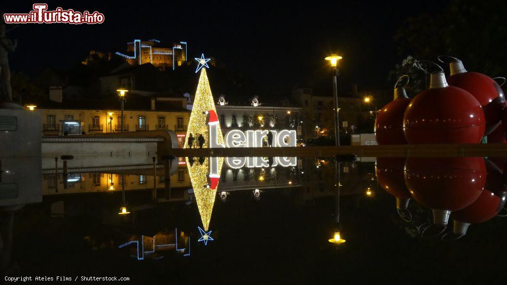 Immagine Il centro storico di Leiria by night con la fontana luminosa, il castello e le decorazioni natalizie (Portogallo) - © Ateles Films / Shutterstock.com